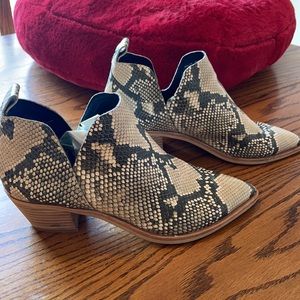 DOLCE VIDA BOOTY SNAKE SKIN FAUX STYLISH COMFORT